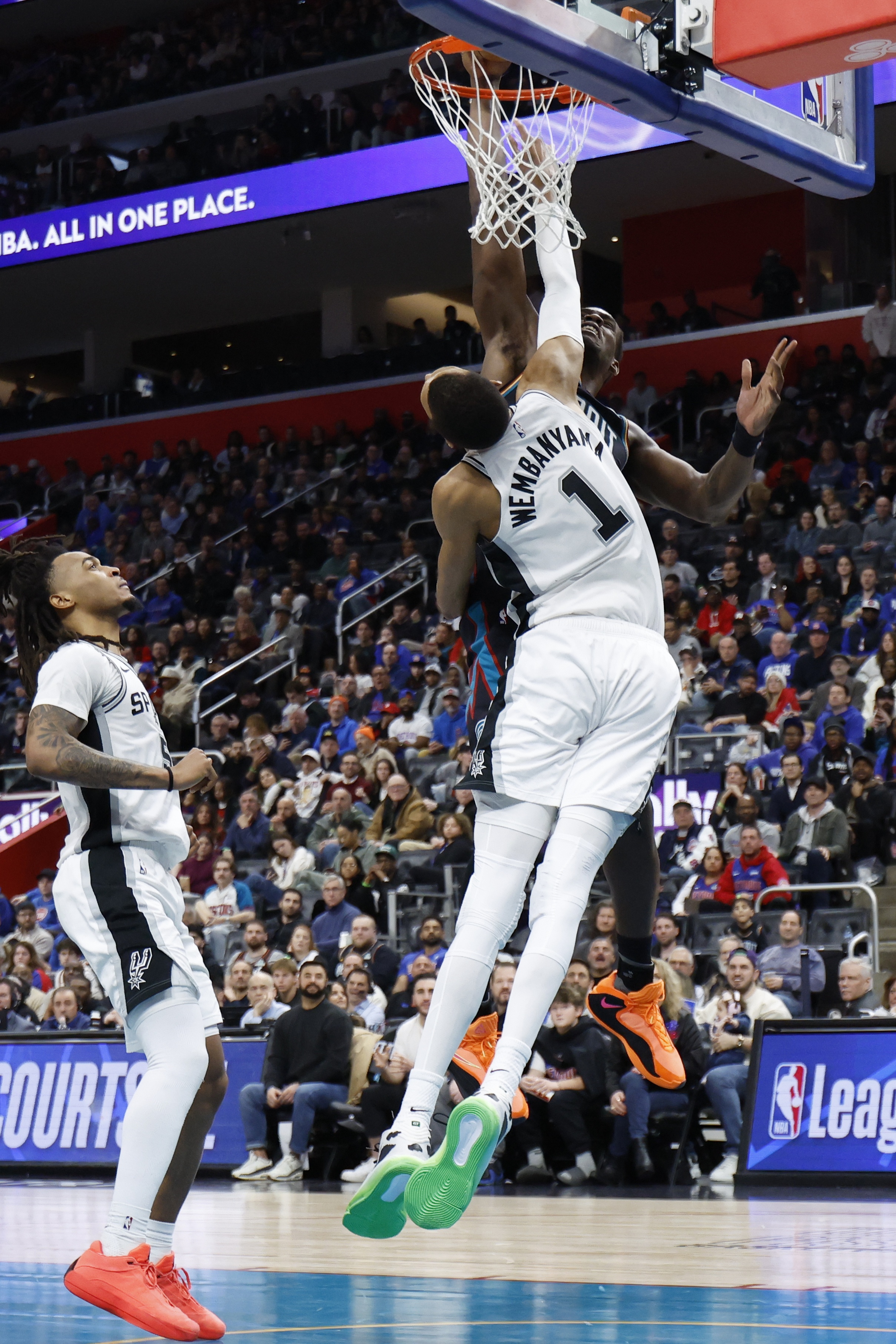 开云-仅次文班&amp;鲨鱼！杜伦单场砍至少30分15板且0失误 历史第3年轻中锋